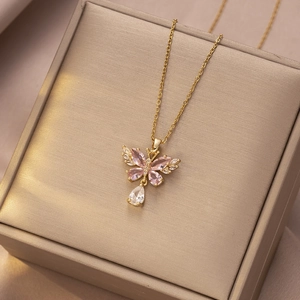 Elegante vlinderketting met roze stenen en kwastje in een Franse barokstijl ontwerp