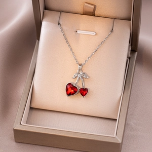 Collier cerise en acier argenté avec cœurs rouges et détails de feuilles brillants