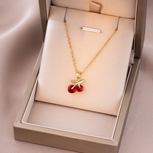 Collier cerise doré élégant avec cristaux rouges dans un coffret cadeau à bijoux
