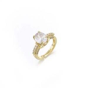 Bague élégante dorée avec zircon ovale et pierres latérales avec un anneau ajustable