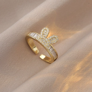 Bague réglable dorée élégante avec un design de nœud en zircon étincelant et sertissage pavé