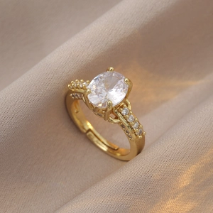 Bague élégante en or avec zircon ovale et diamants de côté sur soie champagne