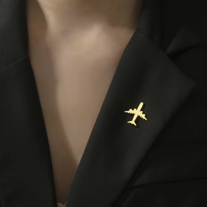 Élégante broche avion dorée sur revers noir, accessoire de qualité en acier inoxydable