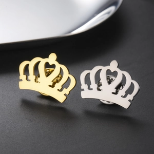 Détails de broches couronne en or et argent avec cœur central et fermoir papillon sécurisé