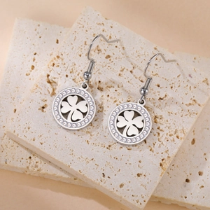 Détail des boucles d'oreilles trèfle en argent avec zircons brillants et crochets