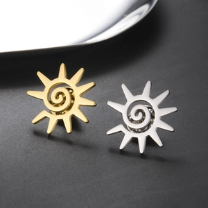 Gros plan de broches en forme de soleil dorées et argentées avec finition miroir