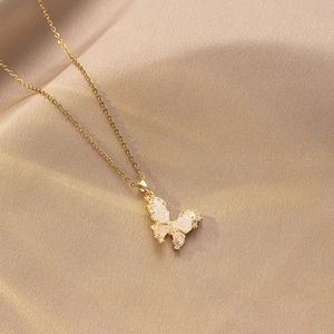 Collar de mariposa en acero de titanio dorado estilo francés con nácar y circonitas