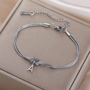 Gepolijste roestvrijstalen dubbele slangarmband met liefdesknoop en letter A-hanger