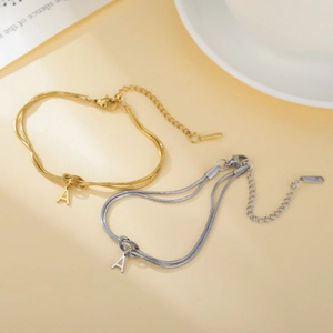 Elegante goud- en zilverkleurige roestvrijstalen slangenketting armband met letter A hanger