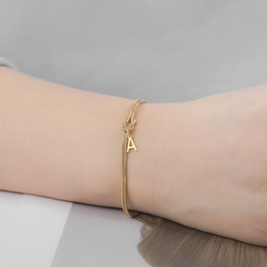 Gouden roestvrijstalen slangarmband met liefdesknoop en letter A hanger sieraad