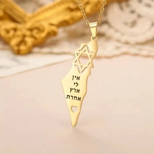 Collier carte d'Israël en or avec étoile de David et gravure sur fond de dentelle