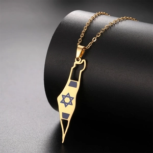 Détail du collier carte Israël doré avec étoile de David et rayures bleues du drapeau