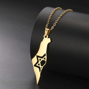 Gros plan du pendentif carte Israël en acier doré avec étoile de David évidée