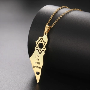 Détail du pendentif carte Israël Palestine doré avec étoile de David et gravure