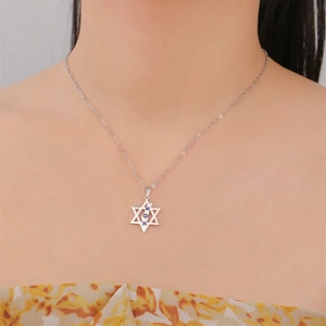 Détail du collier étoile de David en argent avec incrustation bleue porté par un modèle