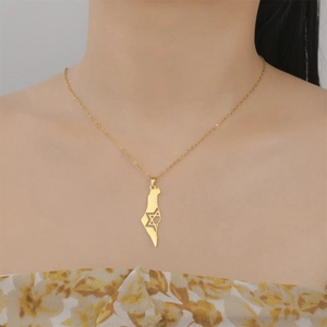 Gros plan du collier carte d'Israël dorée avec l'étoile de David sur le cou