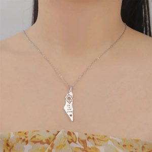 Détail du collier carte Israël-Palestine en acier inoxydable avec étoile de David