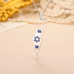 Vue détaillée du pendentif carte d'Israël en acier inoxydable avec motif étoile de David