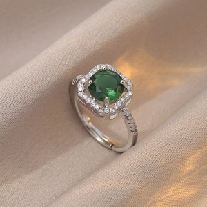 Bague réglable en argent avec une grande pierre précieuse verte et contour de diamants