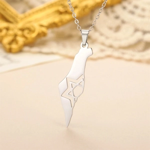 Vue détaillée du collier carte d'Israël en acier inoxydable avec l'Étoile de David