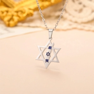 Détail d'un pendentif Étoile de David en argent avec le drapeau et la carte d'Israël