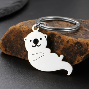 Pendentif porte-clés loutre de mer en acier inoxydable poli sur pierre naturelle