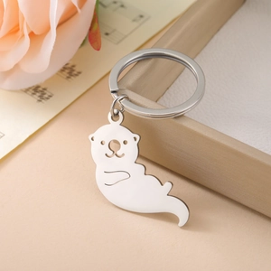 Porte-clés mignon loutre en acier inoxydable 304 avec un fond chaleureux de cadeau
