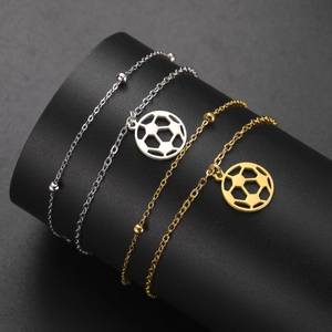 Poliertes Edelstahl-Fußballarmband in Silber und Gold auf einem Displayständer