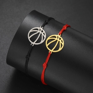 Details verstellbarer Basketball-Armbänder in Rot und Schwarz mit Metallanhängern