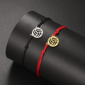 Detail von verstellbaren Volleyball-Webarmbändern in Rot und Schwarz mit Metallanhängern