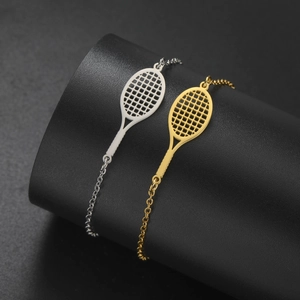 Detail von Gold- und Silber-Tennisrackets an O-Kettenarmbändern auf dunklem Displayständer