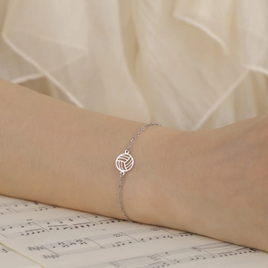 Detailansicht eines 304 Edelstahl-Armbands mit einem hohlen Volleyball-Charm-Anhänger