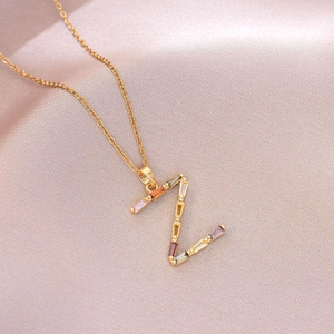Vue détaillée du collier doré avec un pendentif lettre Z orné de pierres multicolores