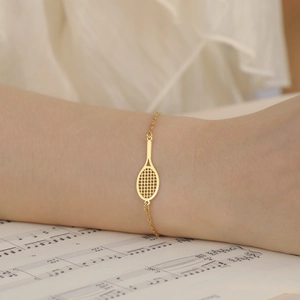 Goldenes Tennisracket-Armband mit feiner Kette für Damen und Sportbegeisterte, glänzend