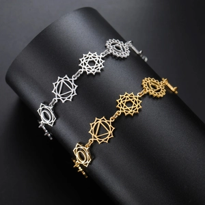 Dettaglio di bracciali chakra in acciaio inossidabile oro e argento con ciondoli geometrici