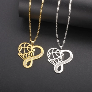 Detailweergave van hartvormige basketbalhangers in goud en zilver met fonkelende kristallen