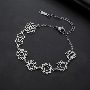 Dettaglio del bracciale 7 chakra in acciaio inossidabile argento con catena regolabile