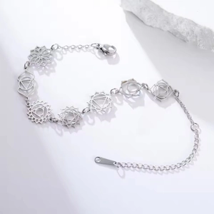 Dettaglio del bracciale con simboli chakra in argento con catena regolabile e chiusura a moschettone