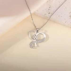 Detail van de hartvormige golf-hanger ketting met strassteentjes op zijde en steen