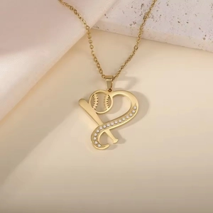 Detail van gouden hart honkbal hanger ketting met fonkelende strassteentjes