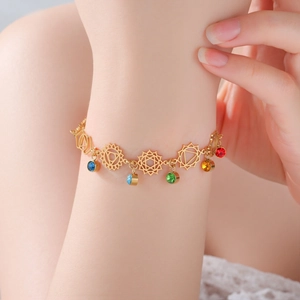 Bracciale yoga chakra in acciaio dorato con ciondoli in pietre colorate e mandala