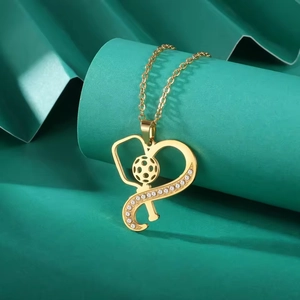 Detailweergave van hartvormige stethoscoop ketting met zirkoon en goudkleurige afwerking