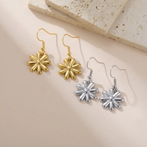 Orecchini a cerchio a margherita in acciaio inossidabile dorato e argento su una pietra