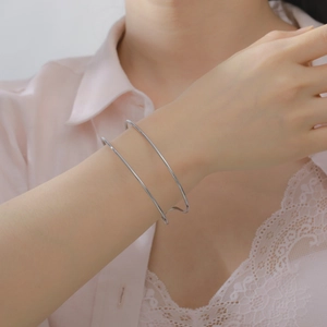 Brazalete abierto de doble capa de acero inoxidable minimalista para mujer en plata pulida