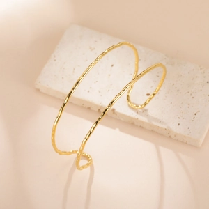 Elegante brazalete de doble capa dorado con textura martillada para mujer moderna