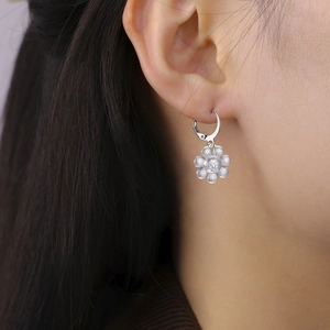 Orecchini a cerchio girasole argento con charm sorriso indossati da una modella reale