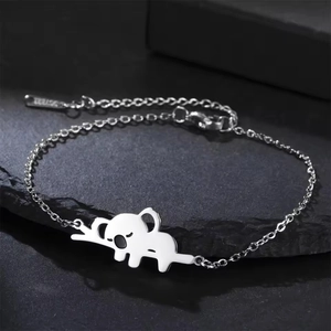 Gedetailleerde close-up van slapende koala hanger met S925 gravure op de zilveren ketting