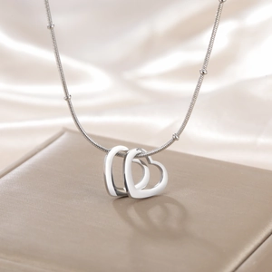 Collier élégant en acier inoxydable 304 avec pendentifs cœurs entrelacés sur soie blanche