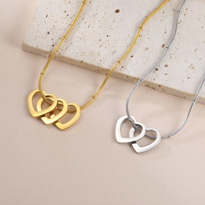 Collier minimaliste en acier inoxydable avec pendentifs triple cœur et chaîne à perles