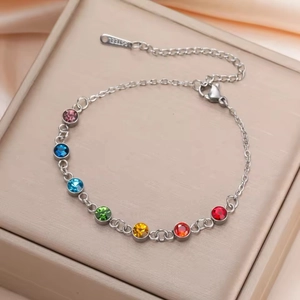 Pulsera minimalista de acero inoxidable con siete piedras de colores en caja de regalo